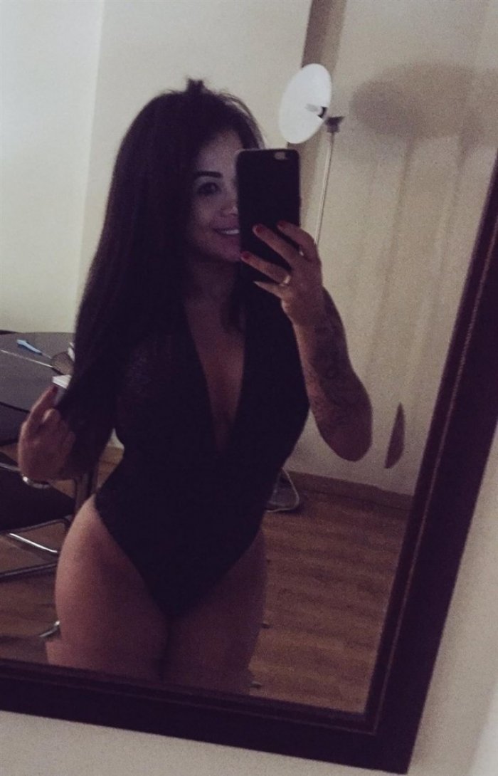 Mami caliente y morbosa, con ganas de jugar con vicio.